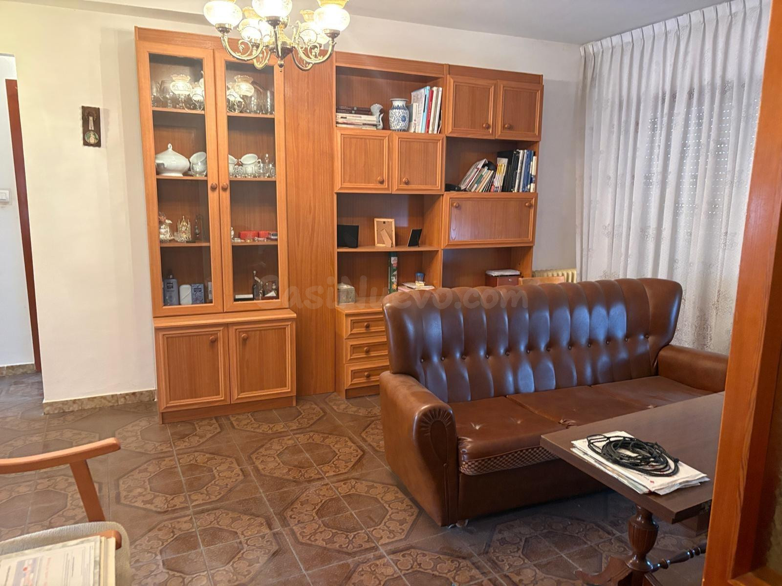 SE VENDE APARTAMENTO DE 61 M2, AMUEBLADO, 2 habitaciones, COCINA, SALÓN Y BAÑO. TRASTERO 20 M2, P.GARAJE. 3º SIN ASCENSOR.
