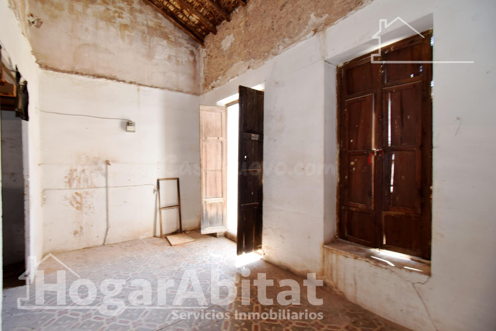 ¡GRAN OPORTUNIDAD! CASA ESQUINERA PARA REFORMAR CON GARAJE, TERRAZA Y BALCÓN