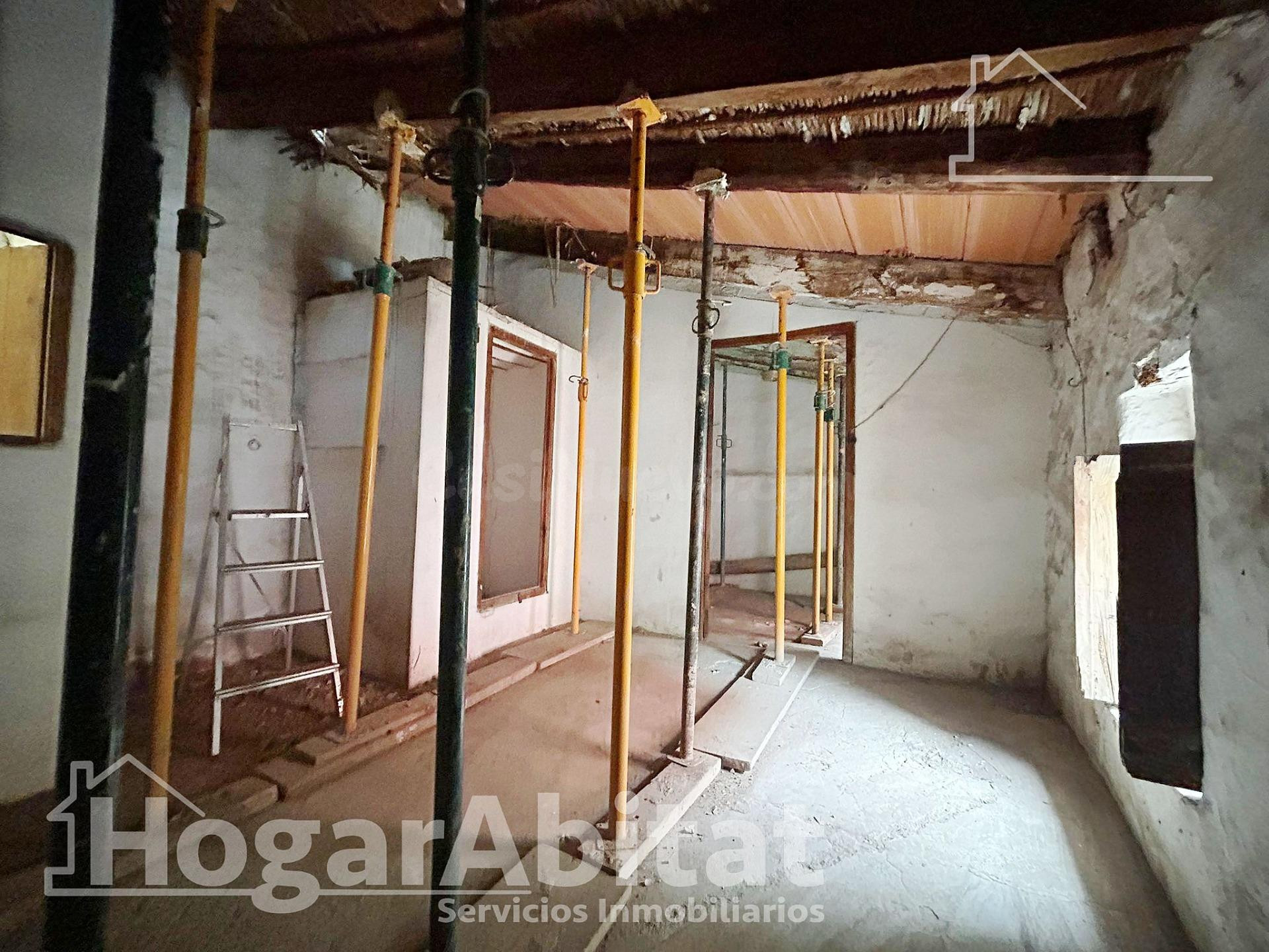 ¡HAZLA A TU GUSTO! CASA ECONÓMICA Y LUMINOSA DE DOS ALTURAS PARA REFORMAR