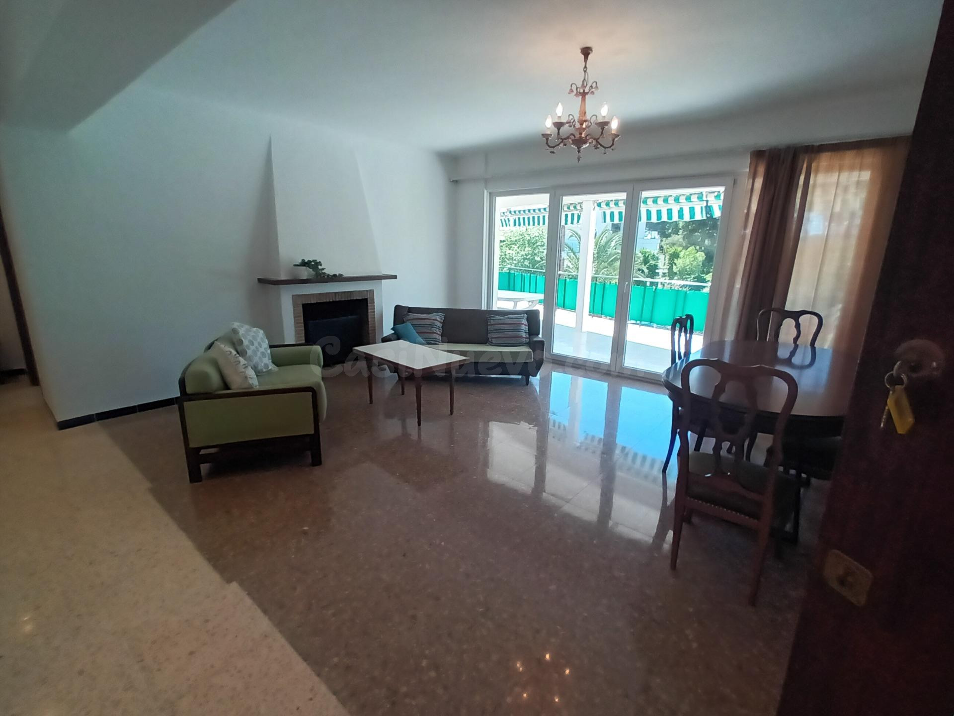 ALQUILER TEMPORAL.Amplio 1er piso amueblado, 3 hab dobles, 2 baños, con gran terraza de 50m2. Parking opcional