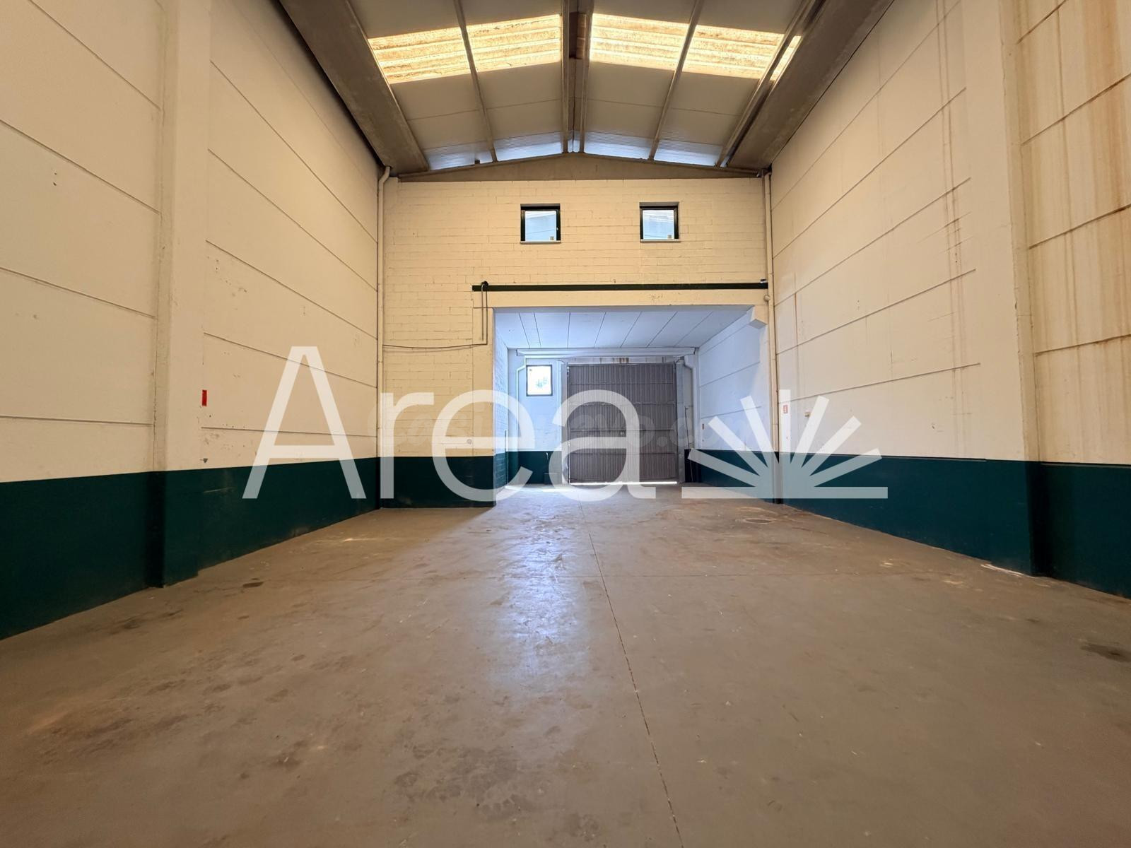 Nave industrial de 256 m2 con patio exclusivo de 114 m2 en el Polígono Industrial Can Prat