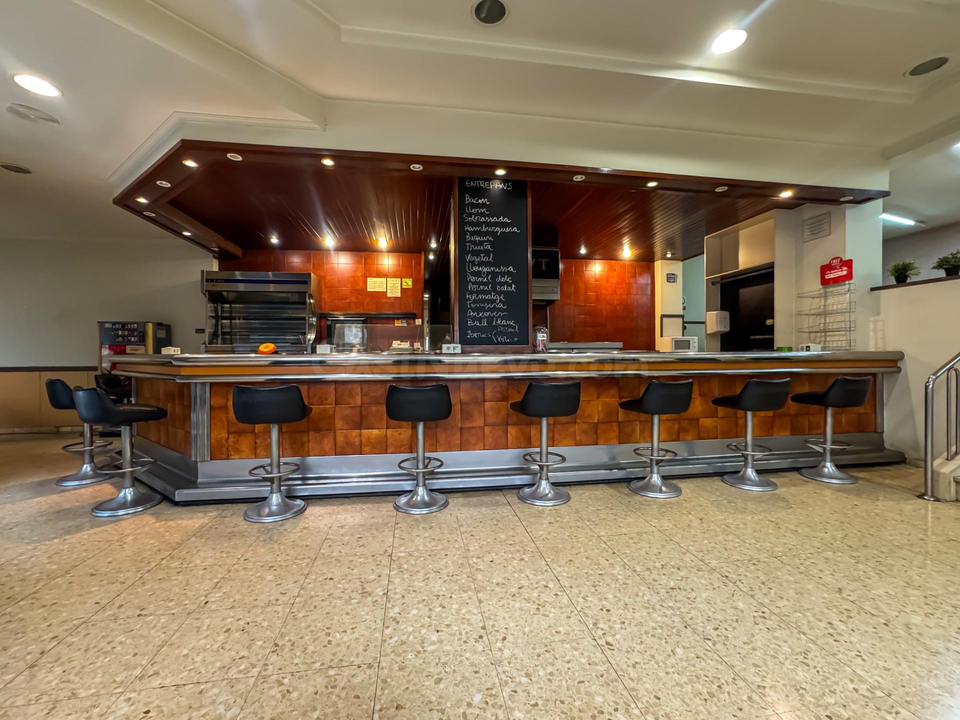 Restaurante con gran capacidad y cocina equipada en la zona de Oms i de Prat