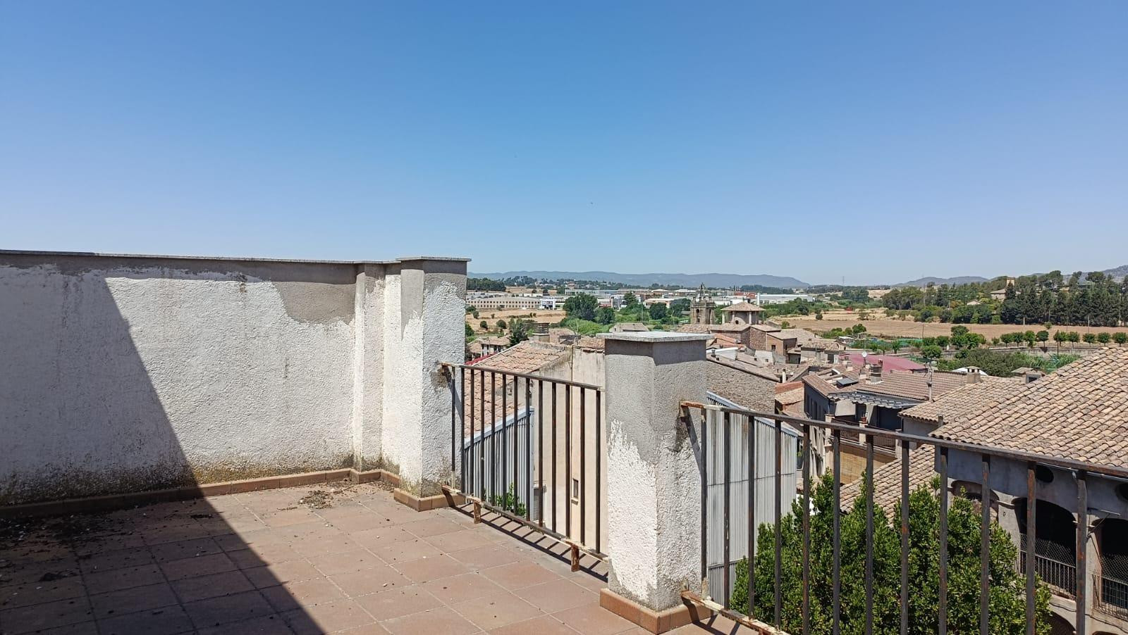 Edificio entero para rehabilitación con local comercial, cinco viviendas y terraza panorámica