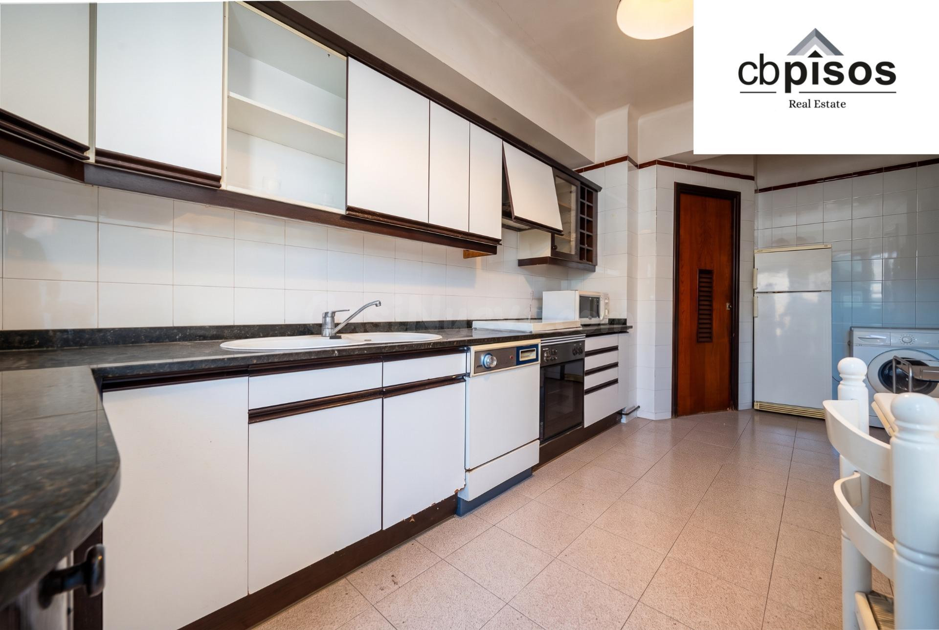 PISO DE 150 M2 EN AUSIÀS MARCH CON 4 habitaciones DOBLES, TERRAZA Y ASCENSOR
