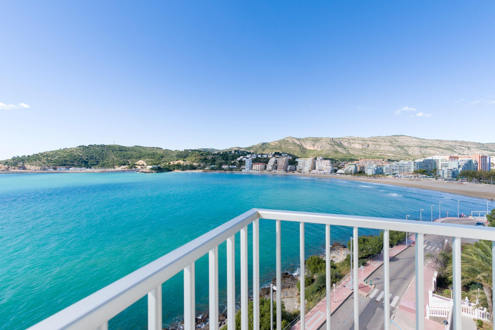 DOS APARTAMENTOS JUNTOS EN UNA SOLA PLANTA TOTALMENTE REFORMADOS FRENTE AL MAR MEDITERRANEO