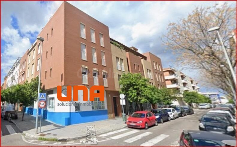 Buen piso muy cerca del Vial (espalda Hotel Center) con plaza de garaje y amueblado.