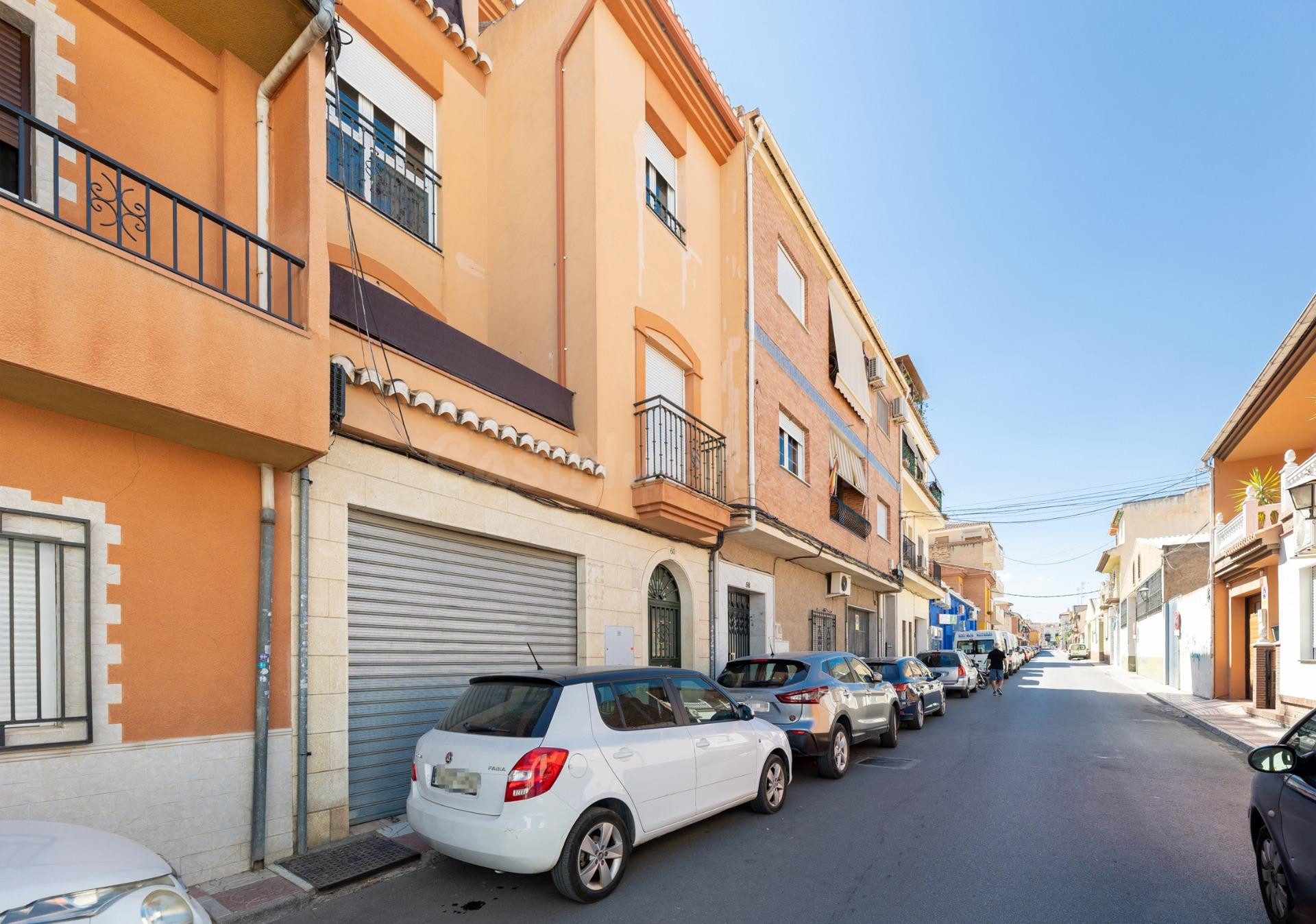 CASA ADOSADA CON GRANDES POSIBILIDADES EN EL CENTRO DE ARMILLA - GRANADA