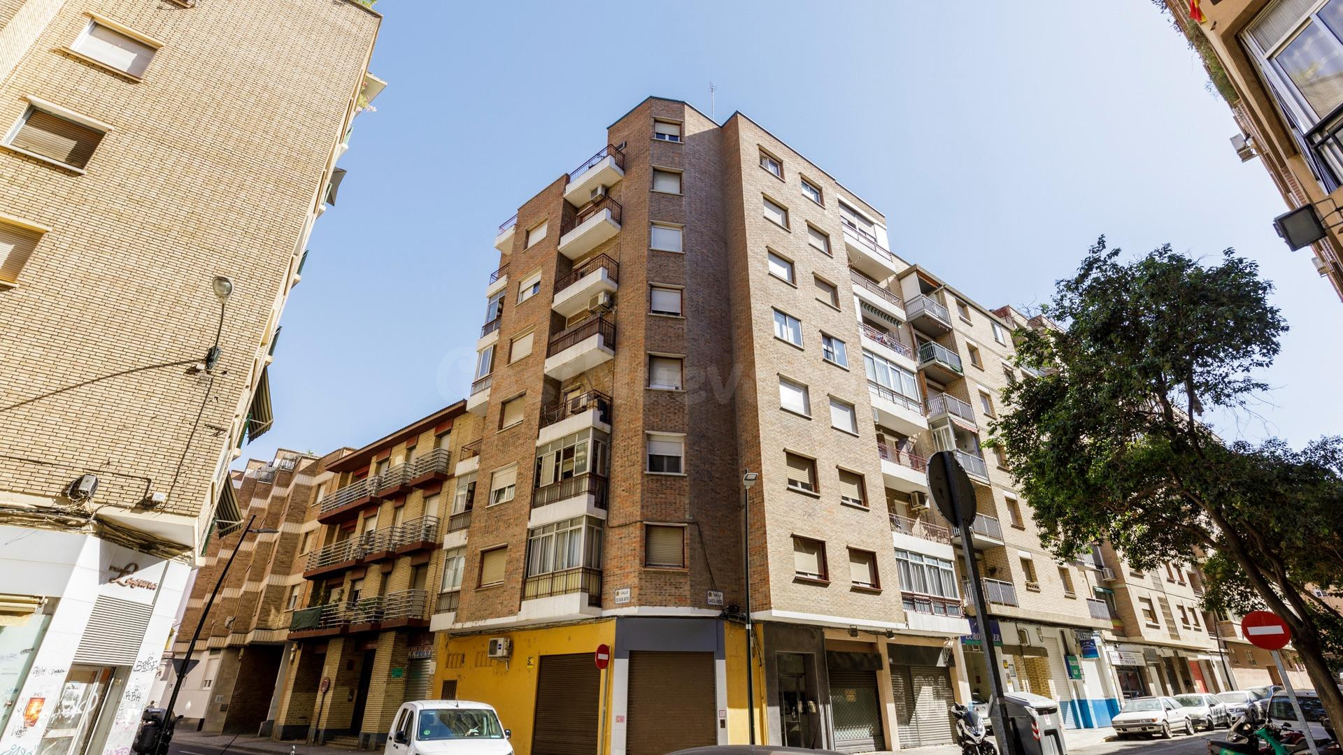 Piso en venta con terraza de 19 m2, trastero y garaje en Arrabal, Zaragoza.