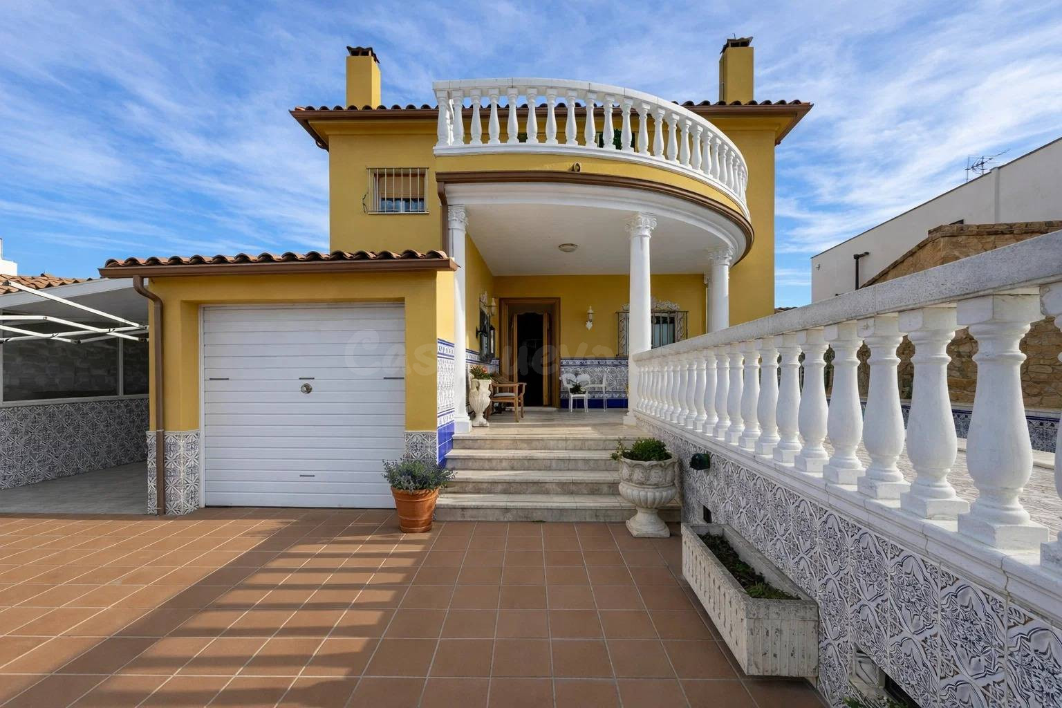 Casa unifamiliar con jardín y piscina en la urbanización Mas Nou, Empuriabrava