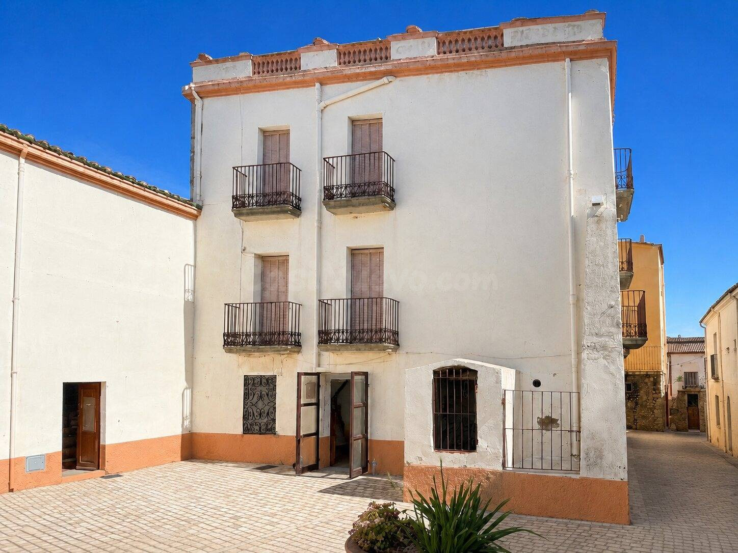 Casa singular con historia en la Plaza Mayor de Sant Miquel de Fluvià