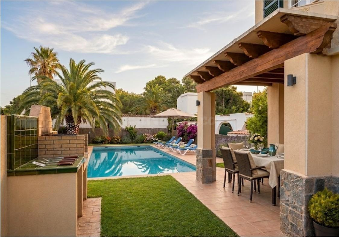Chalet con Licencia Turística en Cala Blanca: Piscina y a 300m de la playa         M-6574