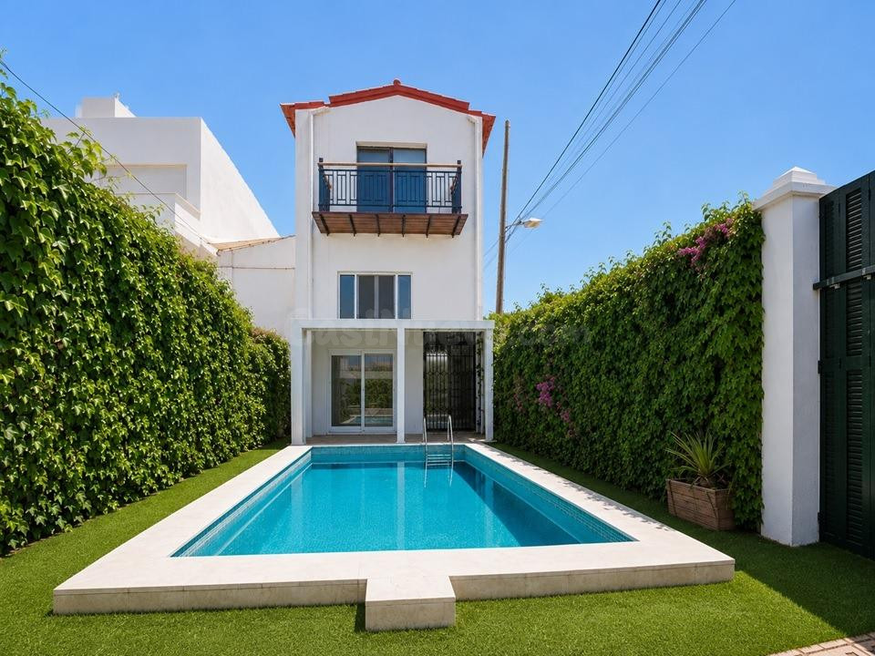 Casa de pueblo con jardín y piscina   M-8266