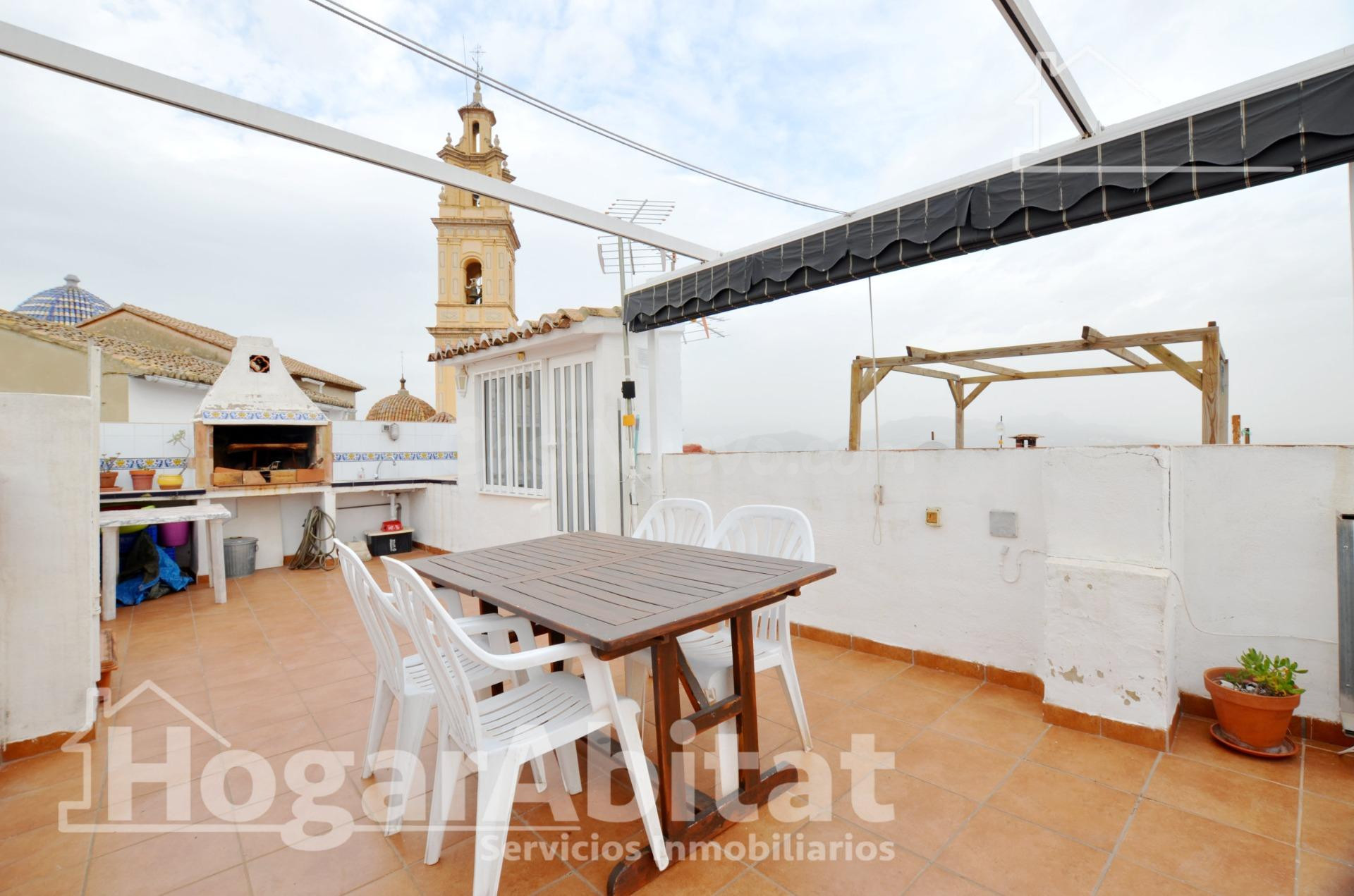 AMPLIA CASA  REFORMADA ESQUNERA CON TERRAZA Y BARBACOA