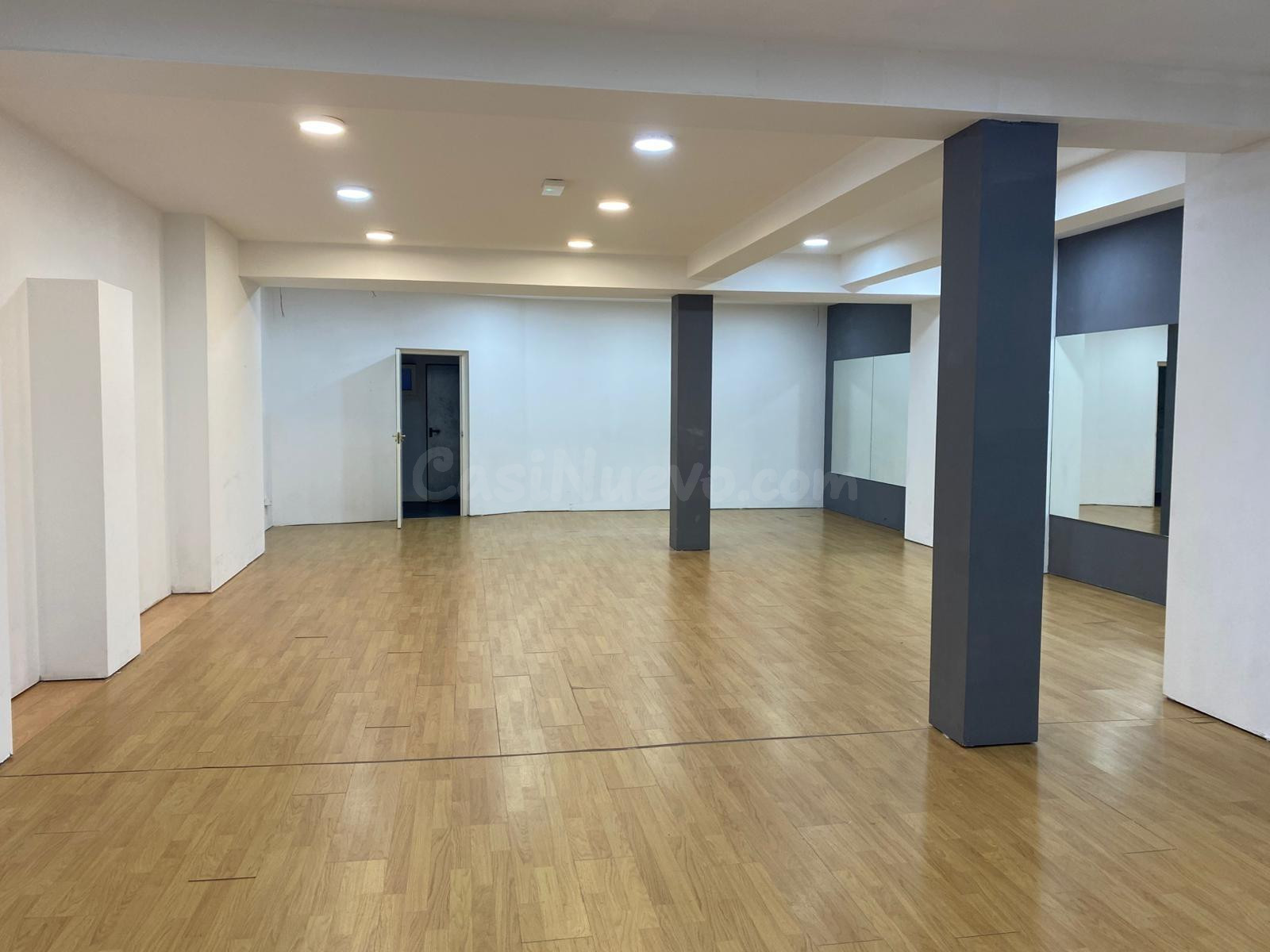 LOCAL COMERCIAL TOTALMENTE REFORMADO, INSONORIZADO, 1 BAÑO Y PATIO TRASERO