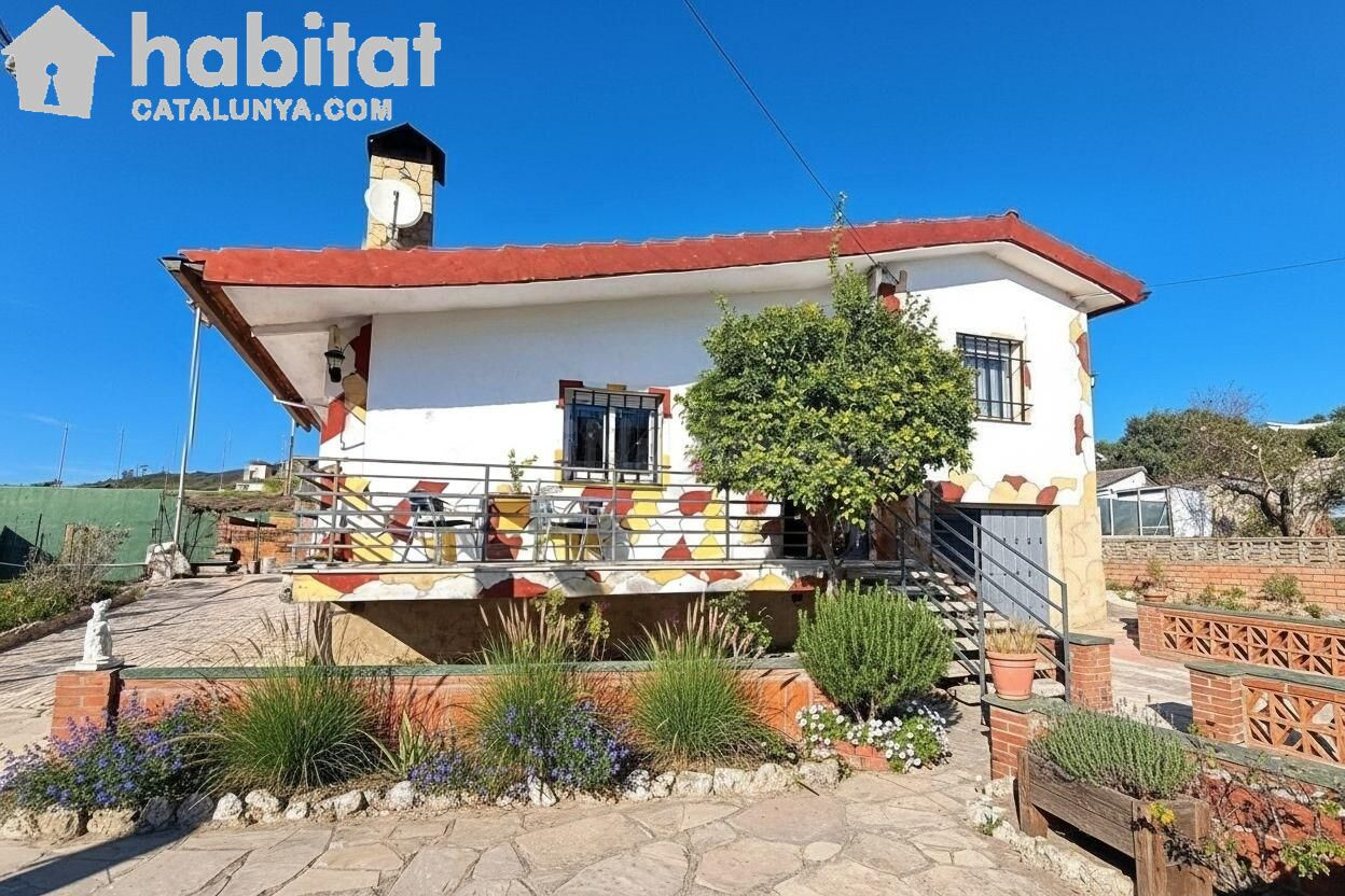 ESPECTACULAR CASA EN PLANTA CON PISCINA, TENIS Y PISTA FRONTÓN – CAN MARTÍ (PIERA)