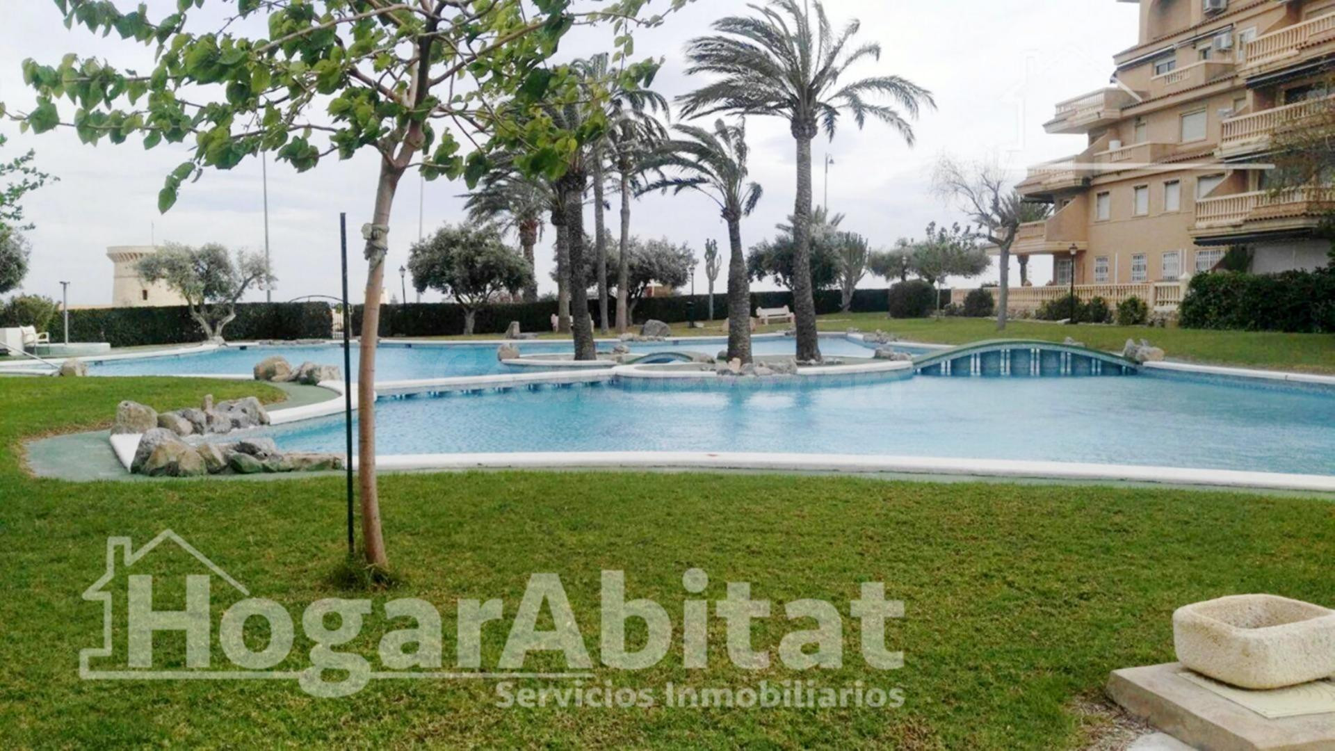 EN RESIDENCIAL CON PISCINA, GARAJE Y TERRAZA JUNTO A LA PLAYA