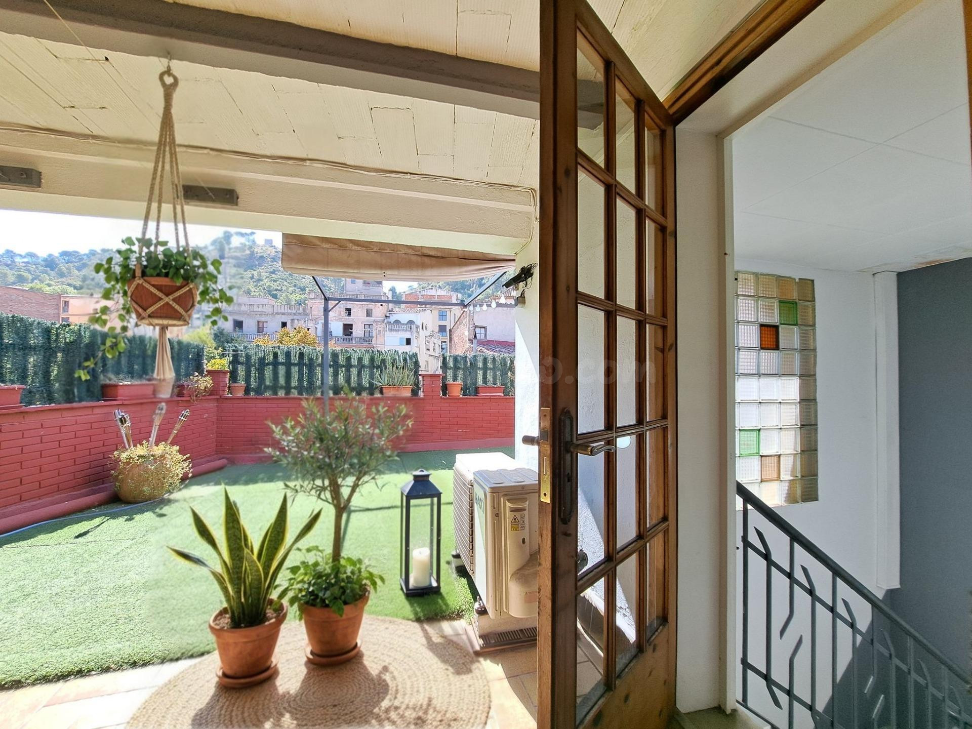 CASA ANTIGUA REFORMADA, ESQUINERA, DE  4 DORMITORIOS, TERRAZAS