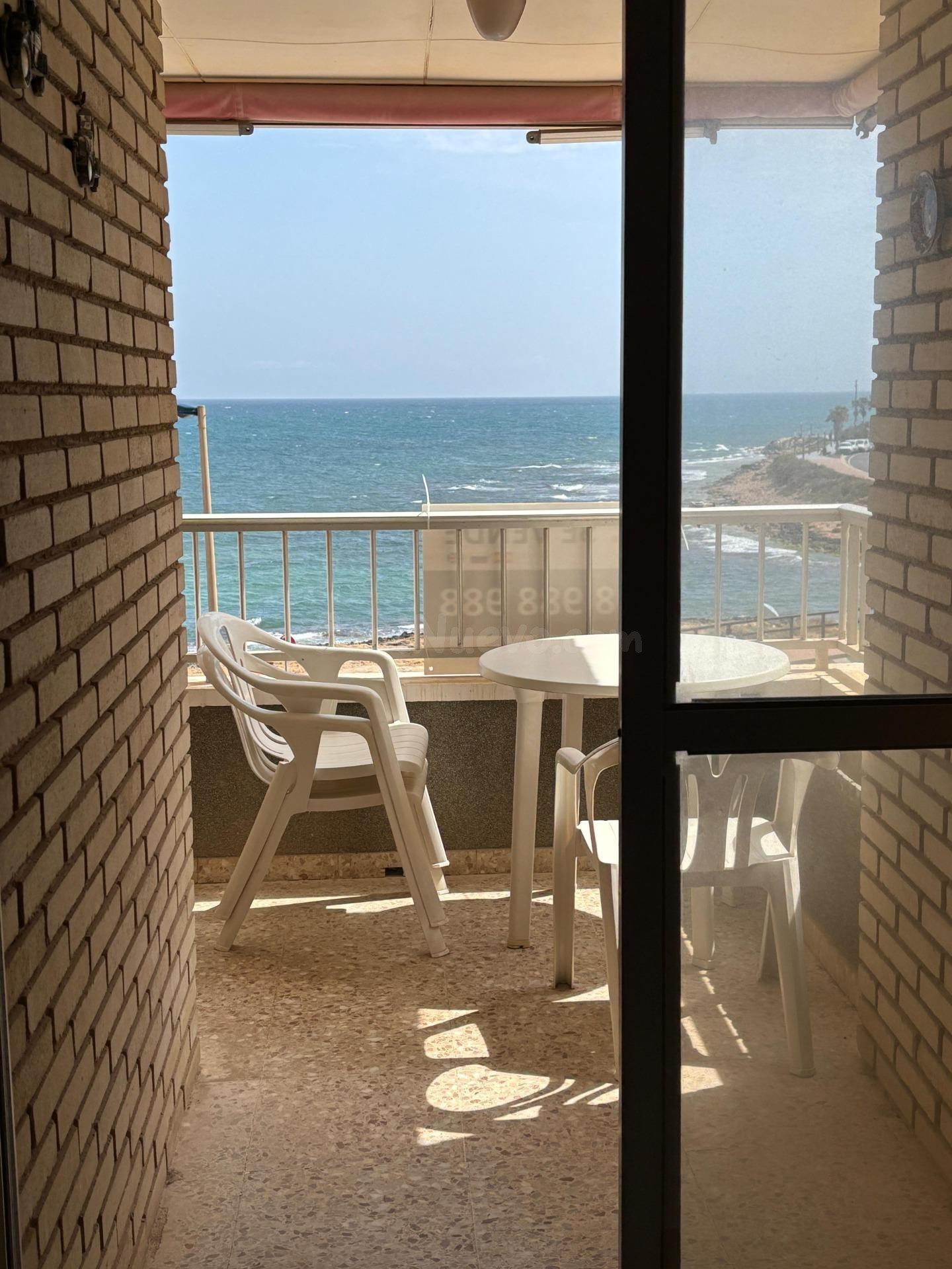Apartamento con 3 Dormitorios y Plaza de Garaje a Solo 20 Metros de la Playa de Los Locos