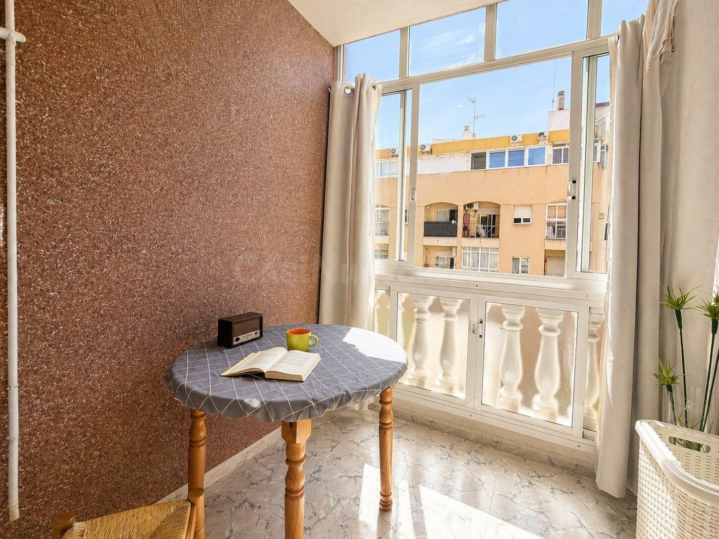 Apartamento de 2 dormitorios, orientación Sur y plaza de garaje doble incluida en el precio, Habaneras, Torrevieja.