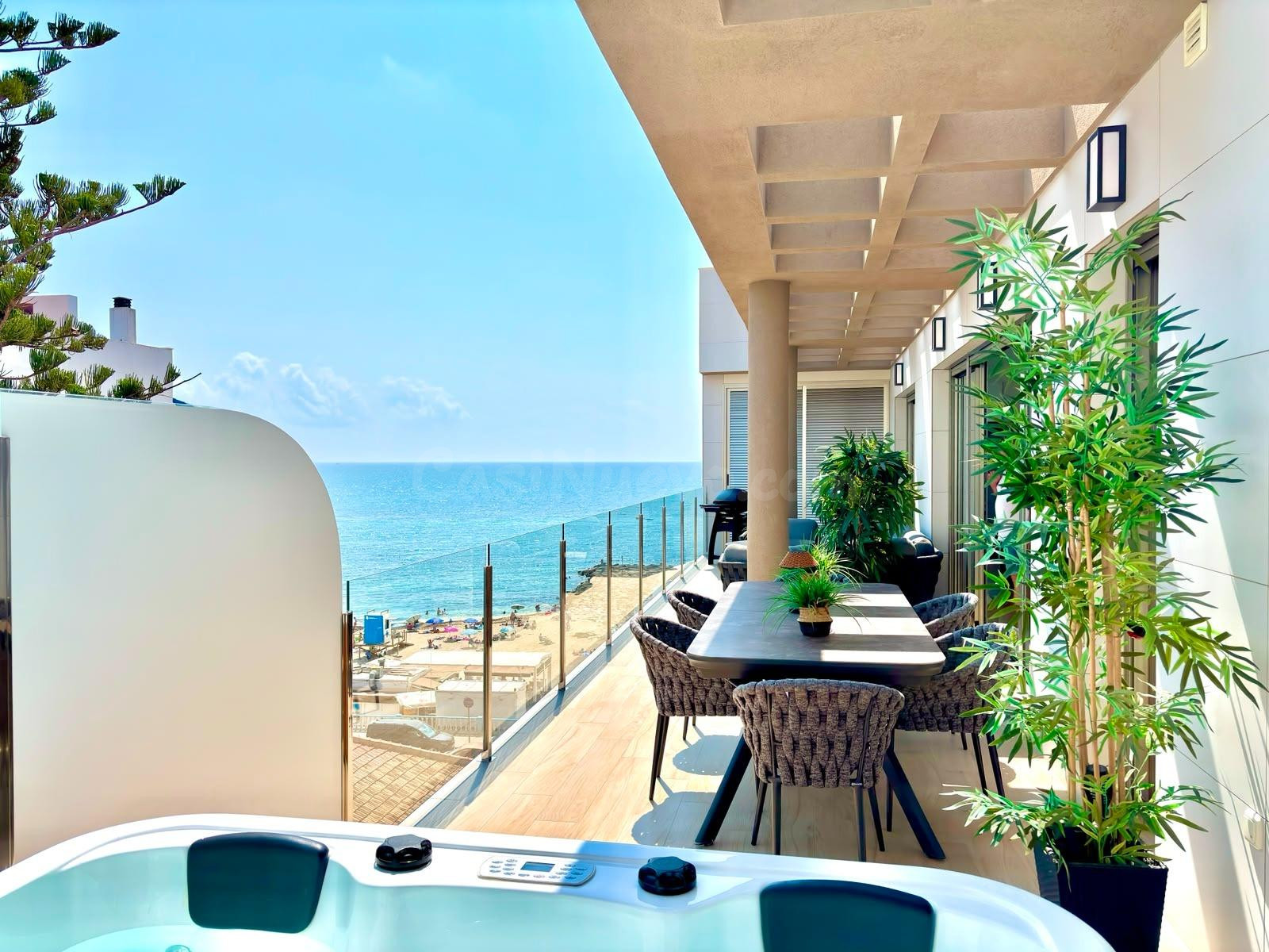 Exclusivo ático de obra nueva en primera línea de Playa de Los Locos con una espectacular terraza de 51 m2
