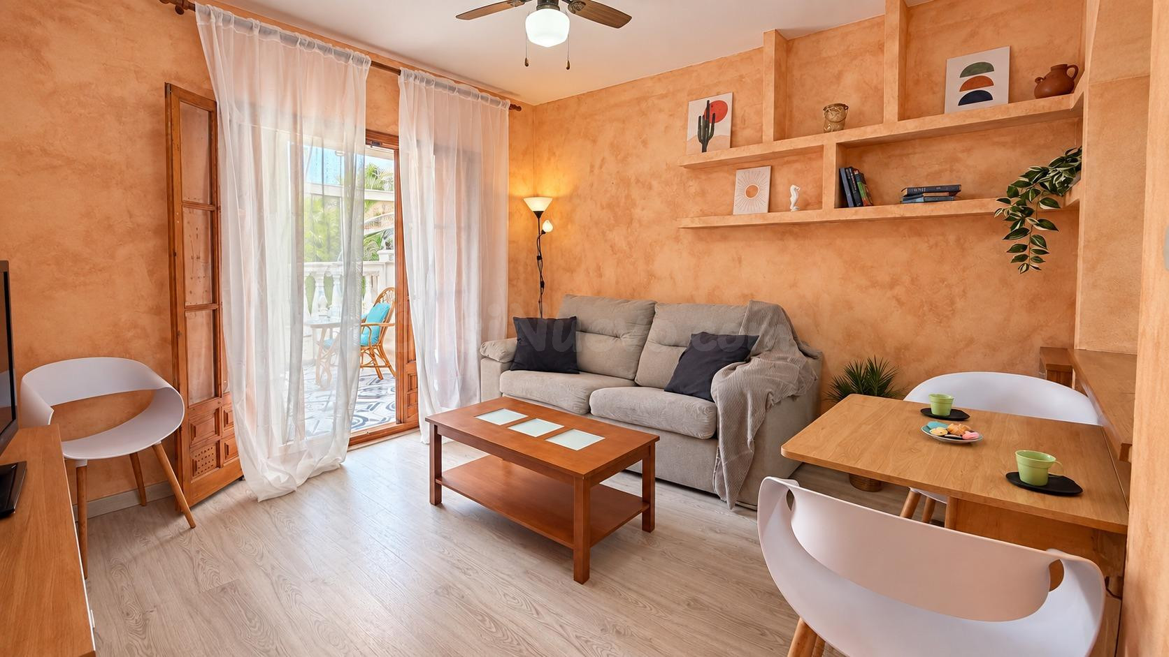 Apartamento con amplia terraza y piscina a 300 m de Playa de los Locos