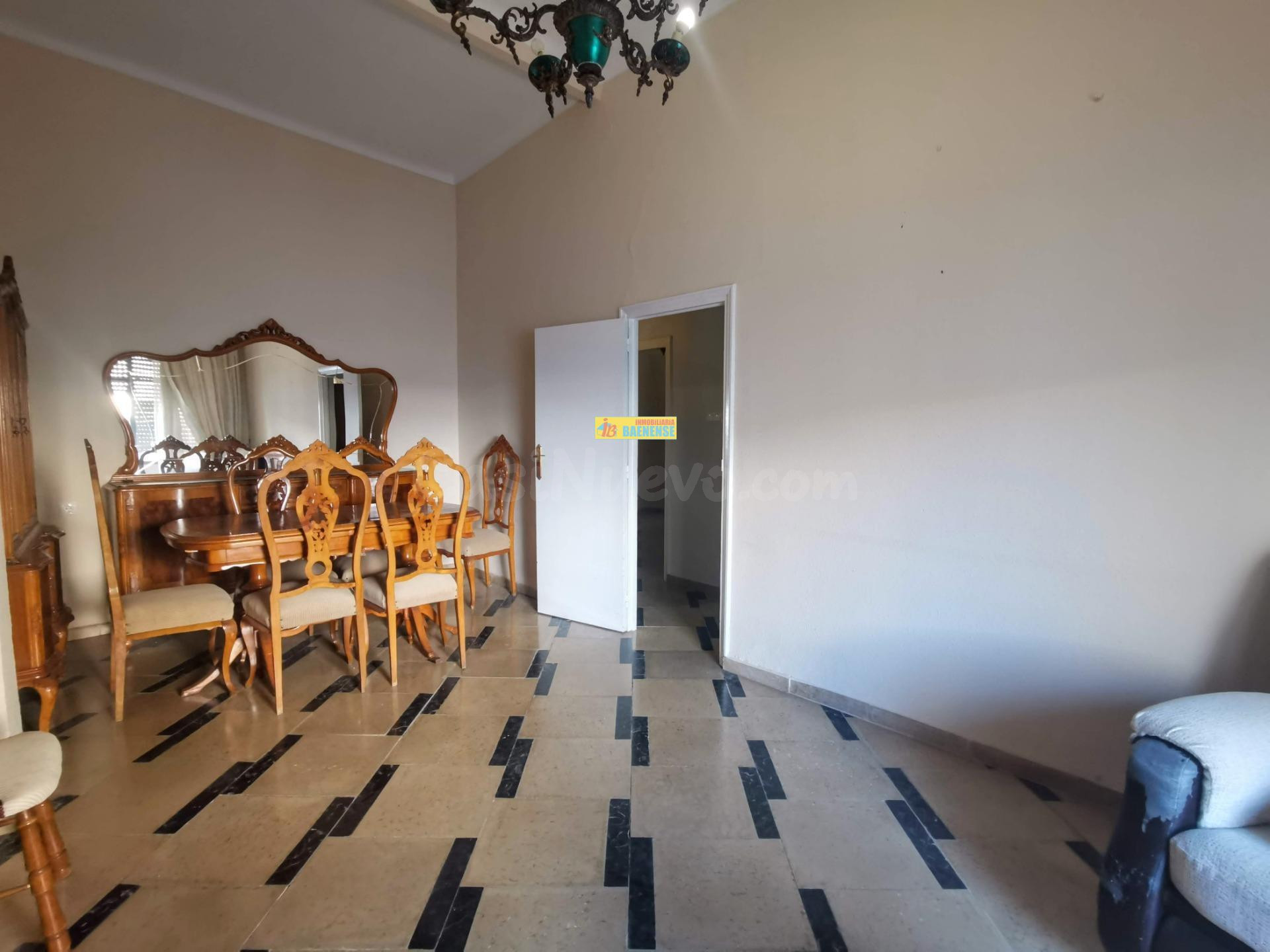 Atico reformable 130m2 en Baena con patio cubierto