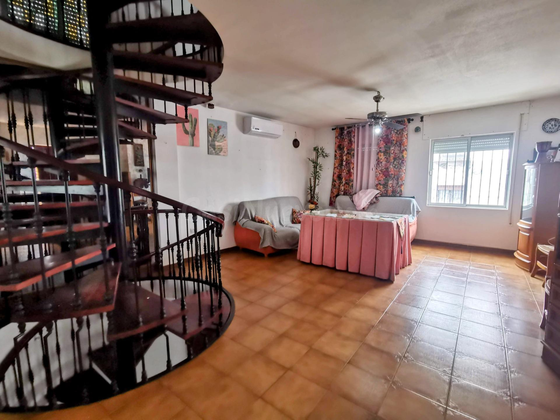 Casa de 4 plantas en Doña Mencía con vistas y patio privado