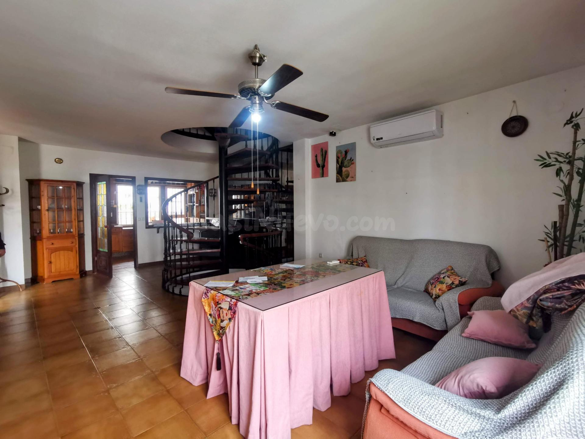 Casa de 4 plantas en Doña Mencía con vistas y patio privado - foto 2