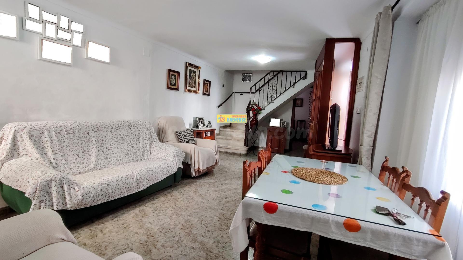 Casa de 114 m² en Baena con terraza y patio luminoso