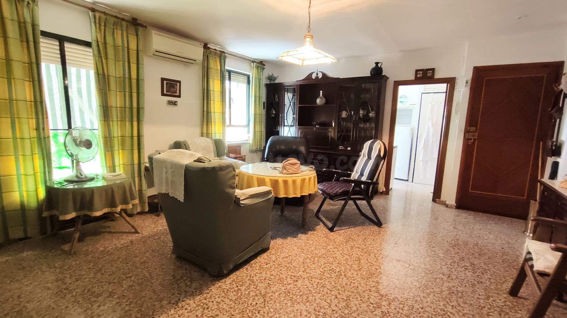 Piso luminoso en Doña Mencía con terraza y patio privado
