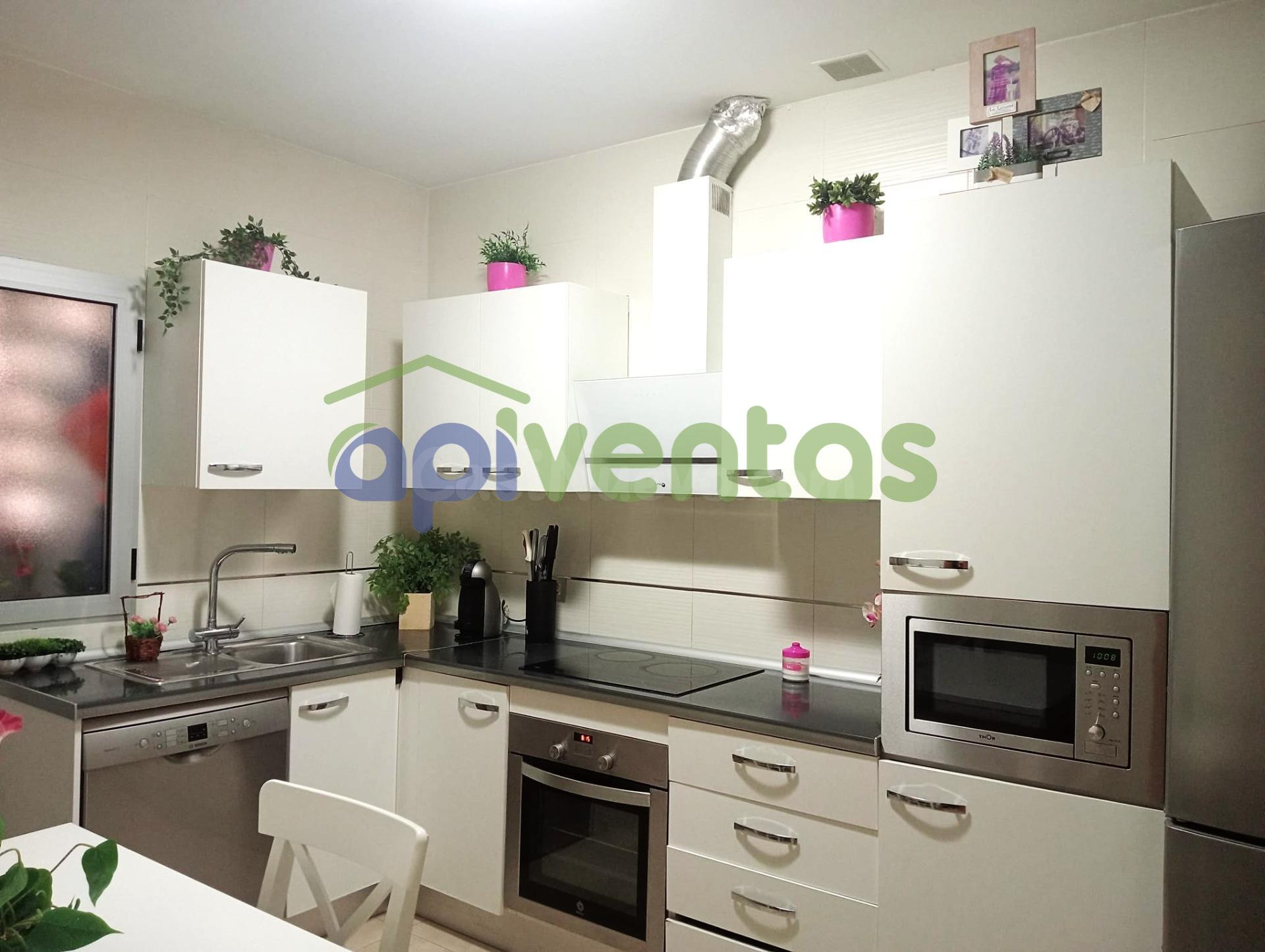 Apartamento de 2 habitaciones y garaje en Lorca, zona San José.