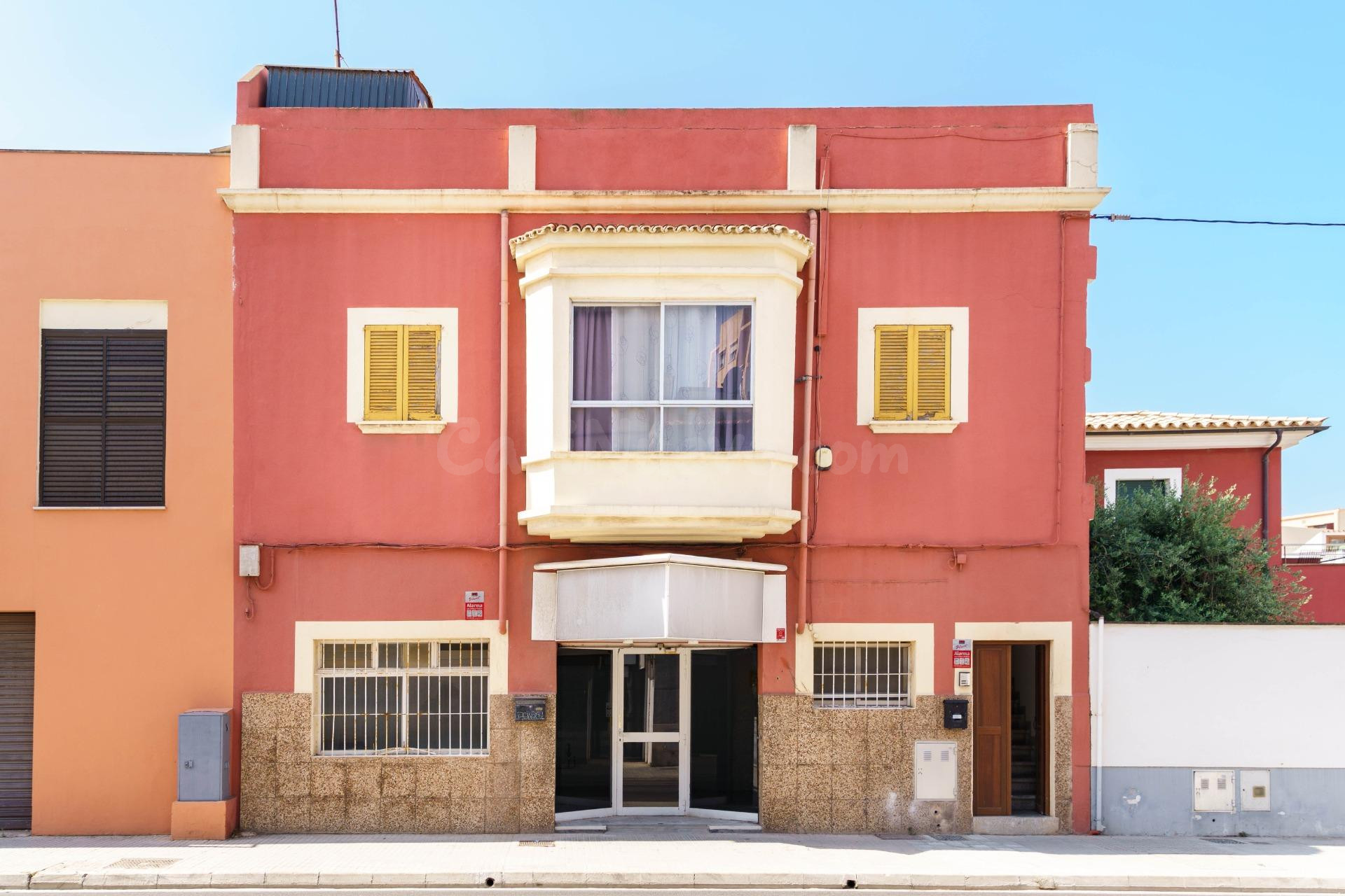 EXCLUSIVO EDIFICIO CON POSIBILIDAD DE 3 VIVIENDAS A 50 METROS DEL MAR EN PORTIXOL