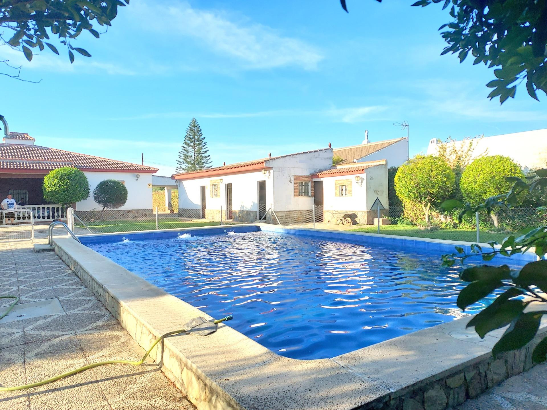 URBANIZACIÓN TARAZONA. A tan solo 15 m2 de Sevilla . CHALET con 2.588m2 de parcela y 265m2 construidos