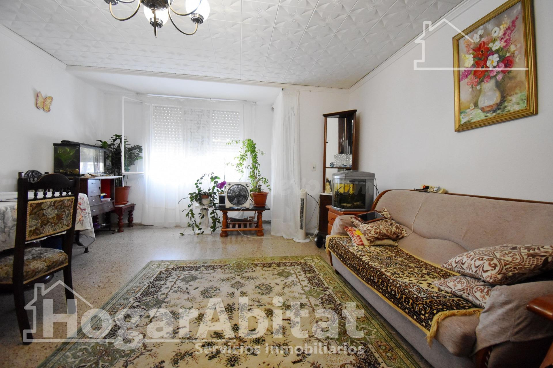 ¡4 DORMITORIOS! MUY AMPLIO CON BALCÓN EN EL CENTRO