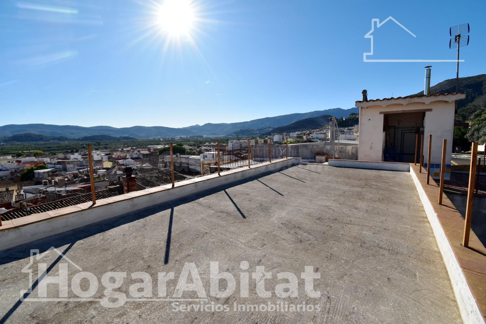 ¡VISTAS DESPEJADAS! ESPACIOSA CASA CON 3 TERRAZAS - foto 3
