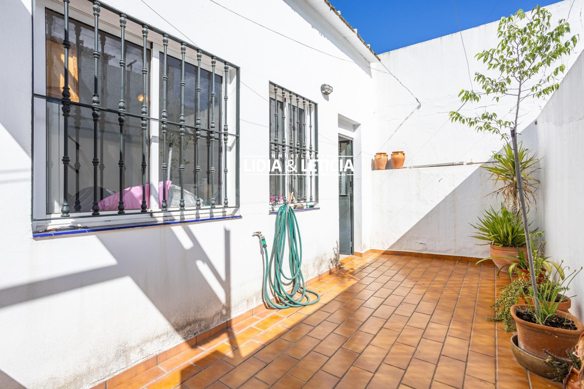 Casa en planta alta con local propio en Zona los toreros, en Alcalá de Guadaíra