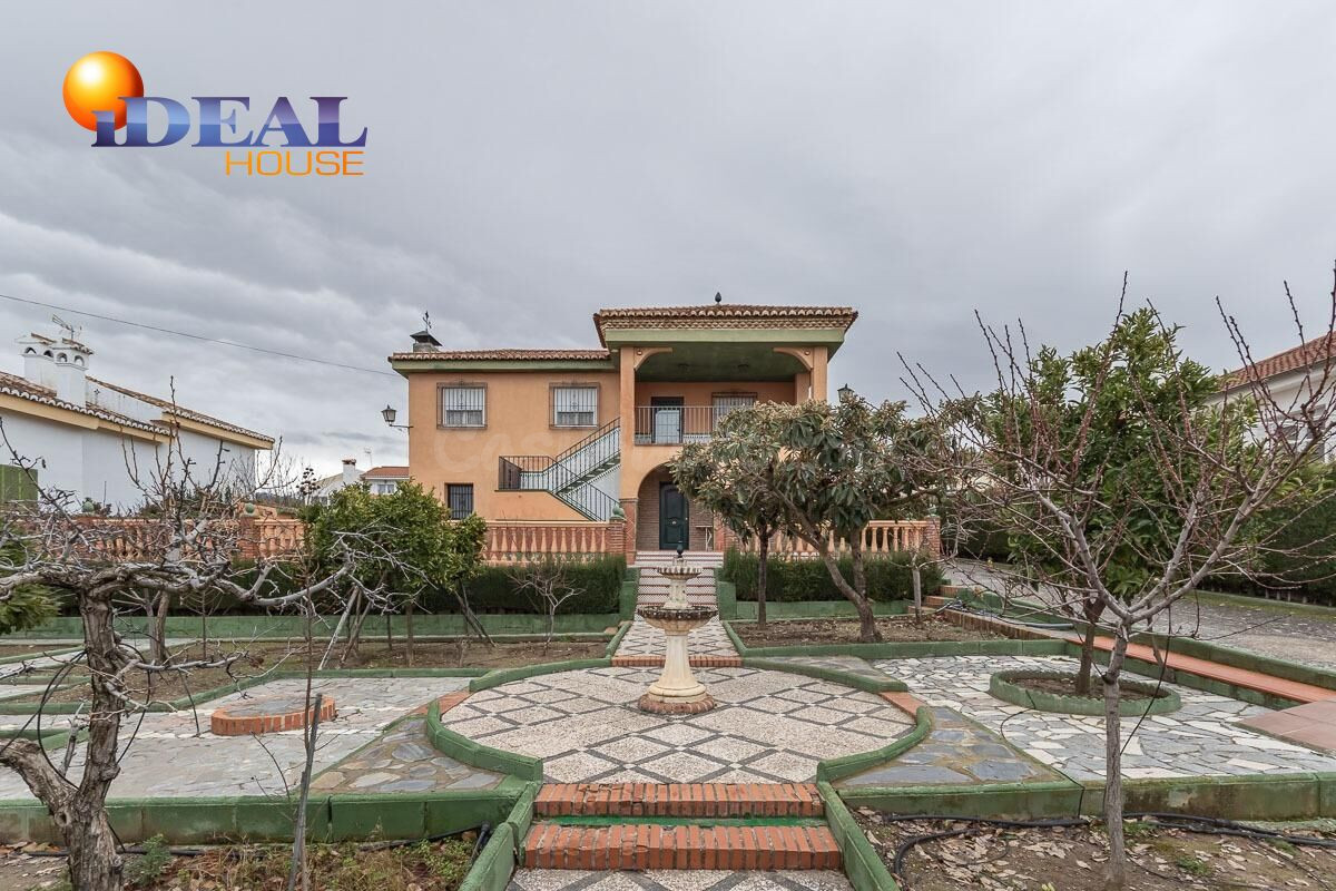 Chalet con piscina y gran parcela en la urbanización Molino Alto de Otura.