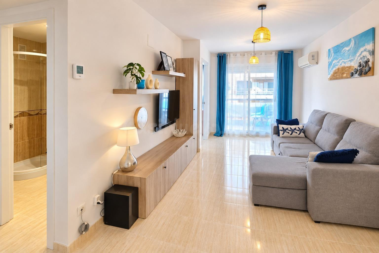 Precioso Apartamento Reformado en Primera Línea de Playa Amplaries - Oportunidad Única