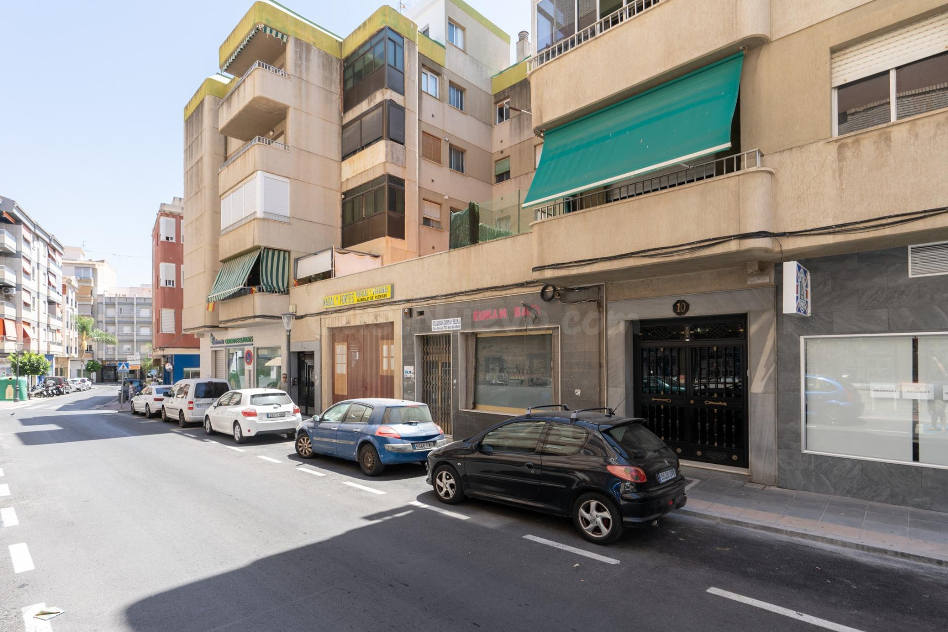 66 m2 con escaparate en zona Cañas, ubicación estratégica para tu negocio