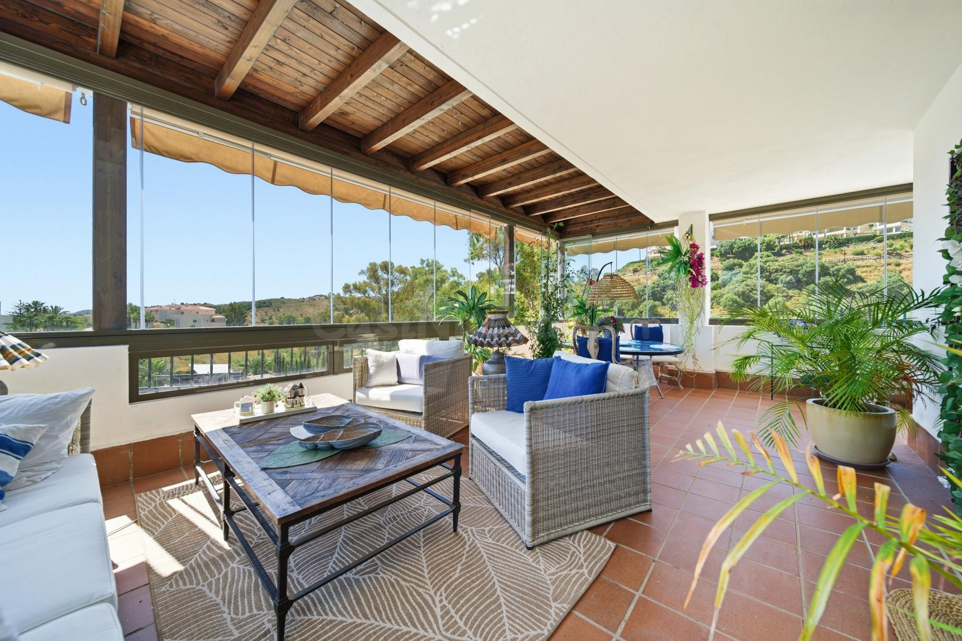 Ático en venta en Cala Hills, Mijas Costa, con gran terraza, piscina, 2 garajes, trastero y vistas a la montaña