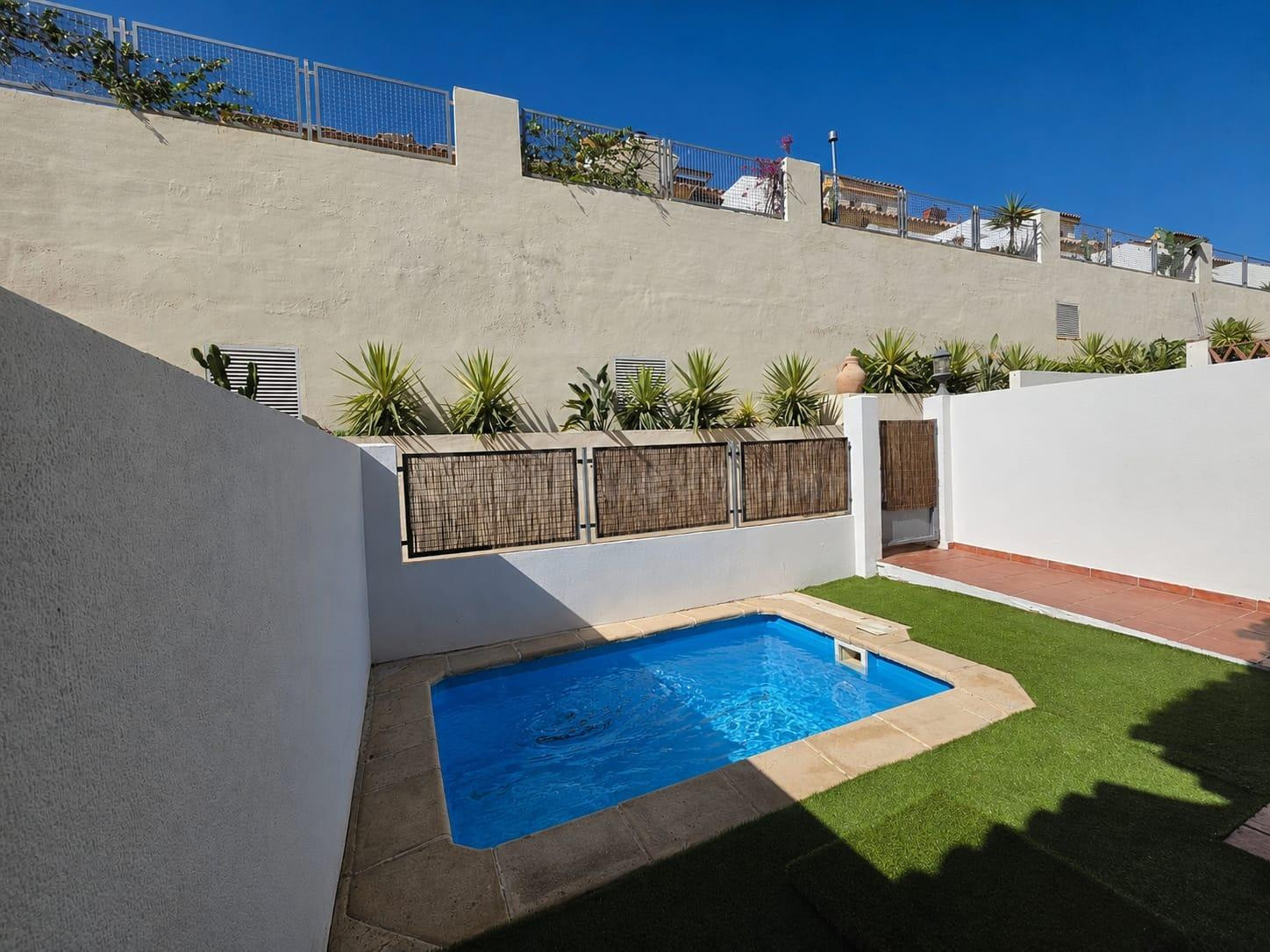 Chalet Adosado con Piscina Privada en Benalmádena | 4 Dormitorios, Garaje y Jardín