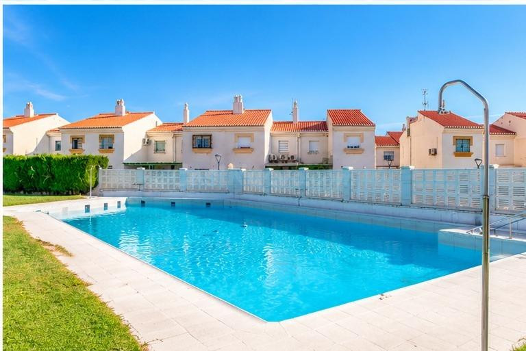 Venta de Casa Adosada en la Playa de Salobreña, en Urb. con PISCINA a un paso del Mar!!!!