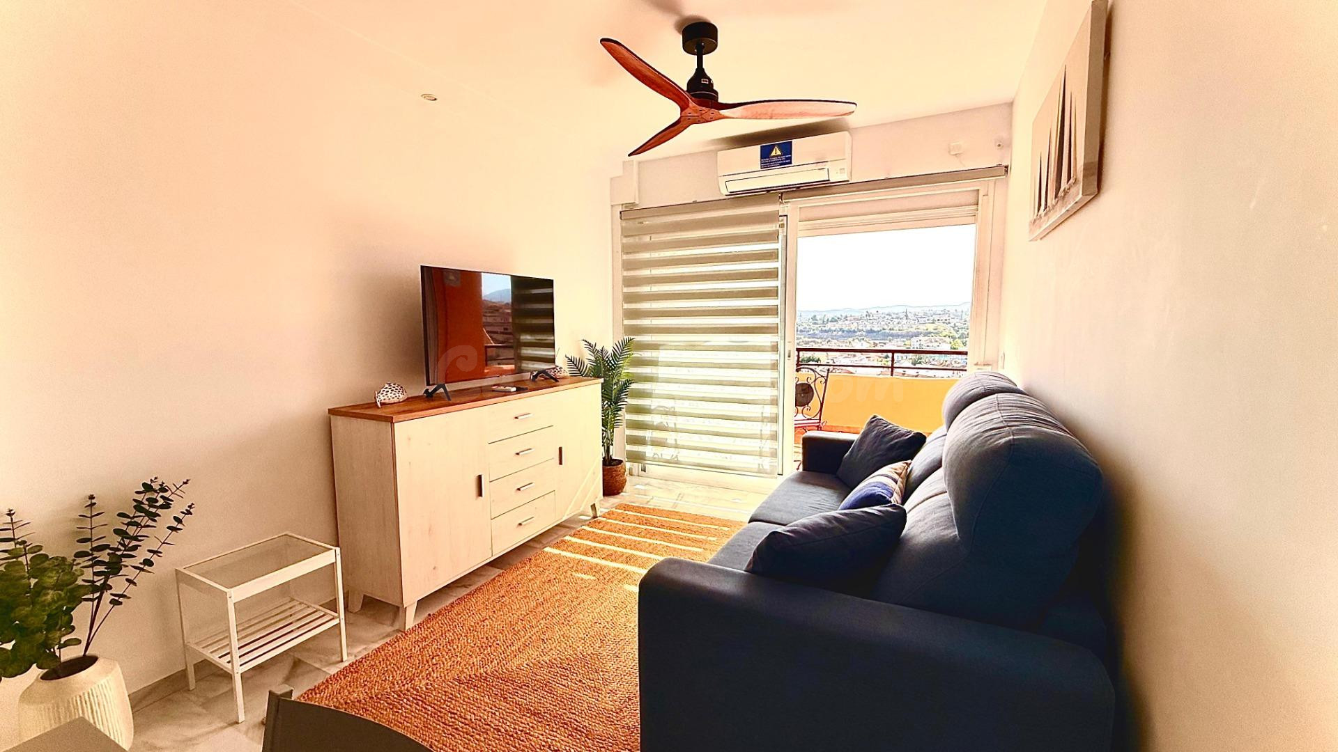 Piso en venta en Los Pacos, Fuengirola | 2 dormitorios, terraza, piscina y vistas al mar