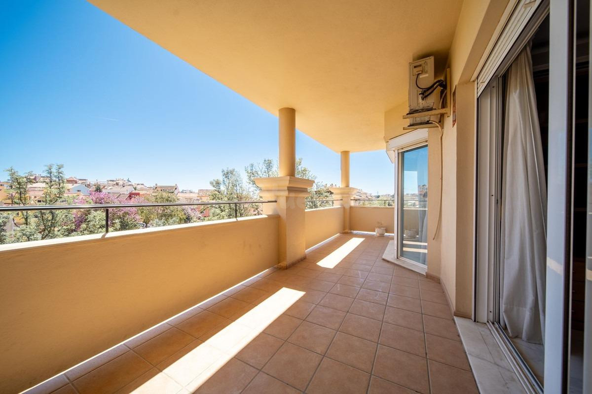 Amplio piso de 3 dormitorios en Los Pacos con piscina y garaje | Fuengirola