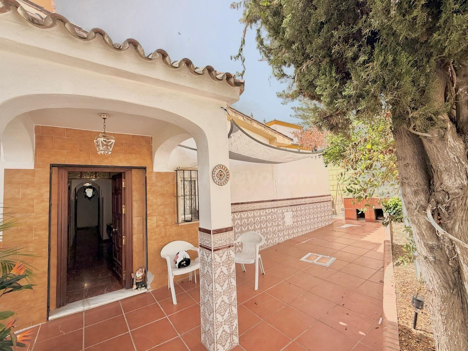 Chalet independiente en una sola planta con jardín, garaje y gran potencial en El Lagarejo, Mijas