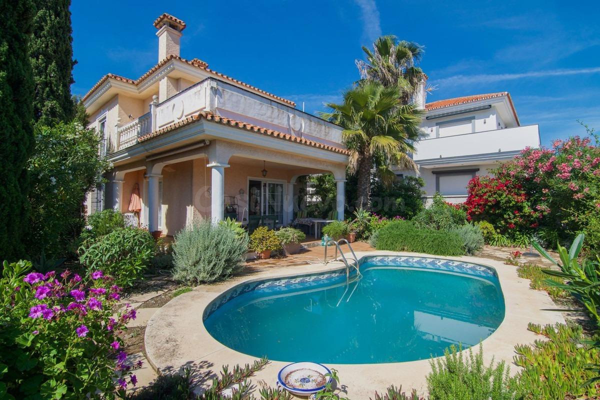 Villa de lujo en Fuengirola, Costa del Sol: exclusividad, diseño y una ubicación privilegiada junto al mar