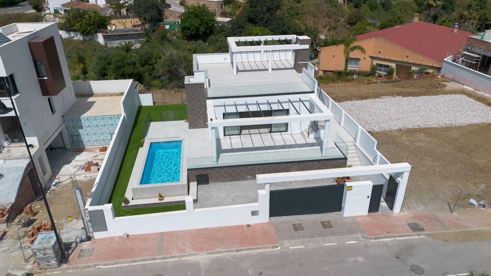 Villa independiente de obra nueva con vistas al mar entre Mijas Pueblo y Fuengirola