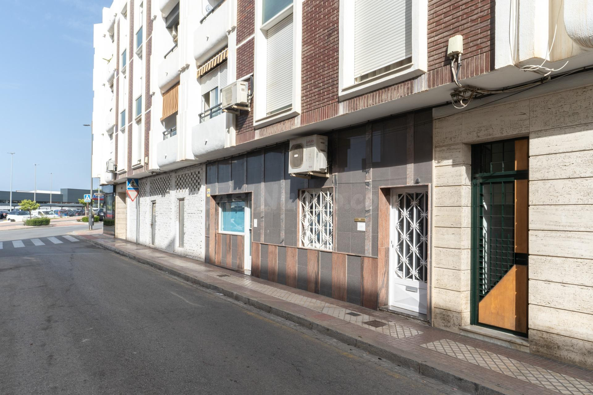 INVERSIÓN CON RENTABILIDAD + ESPACIO PARA TU NEGOCIO – MOTRIL (130 m2)
