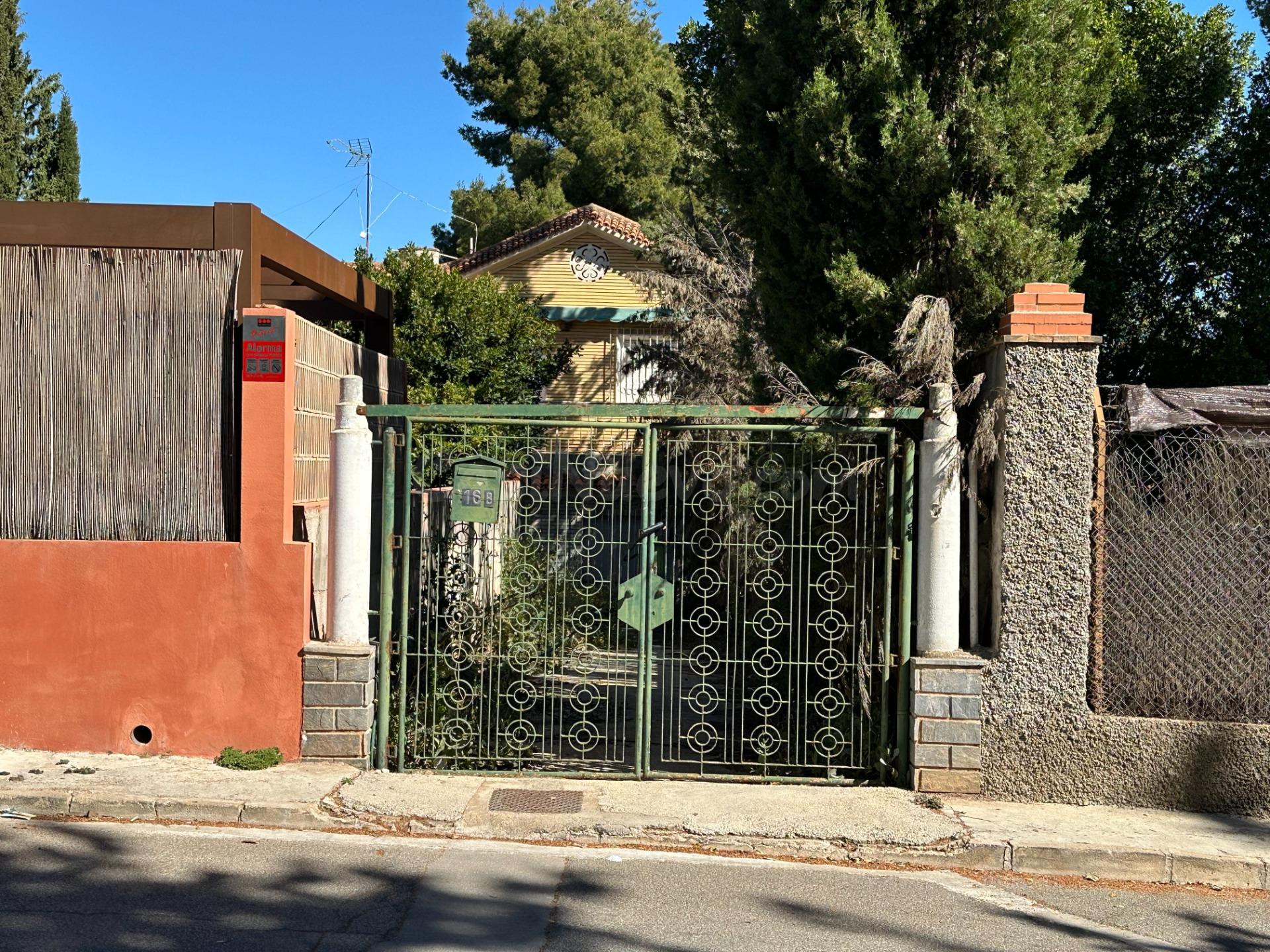 Chalet con parcela en venta en La Alberca – Gran oportunidad para reformar y crear la casa de tus sueños.