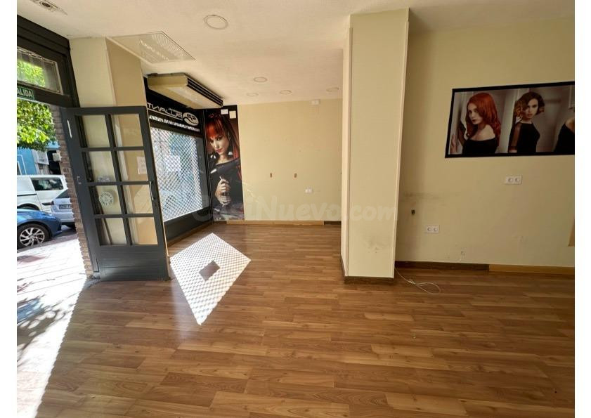 Local comercial con doble escaparate en zona de alto tránsito – Centro de Murcia.